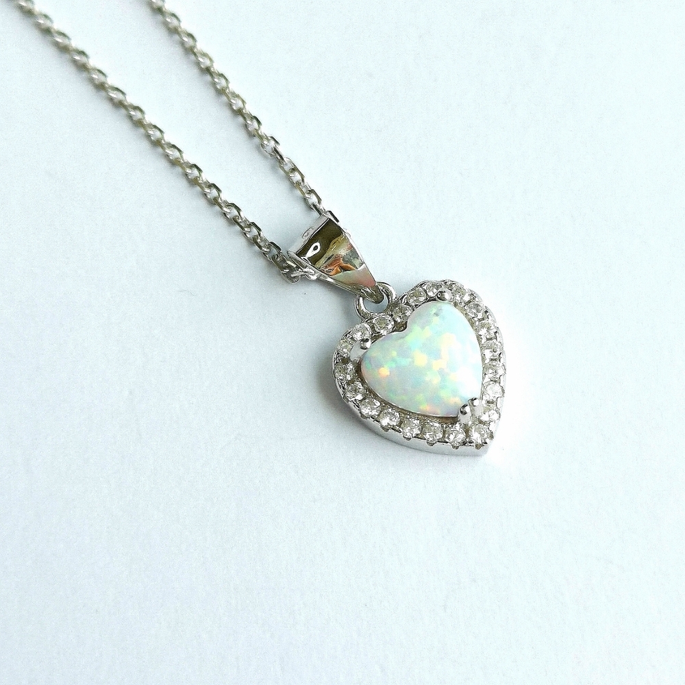 NEW Elegant Silver Heart Necklace with Opal